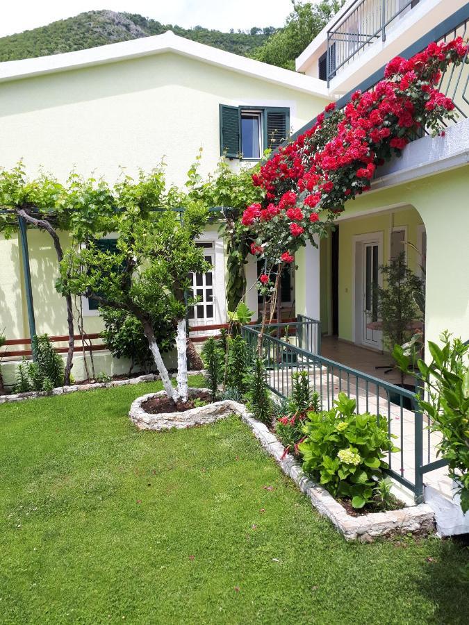 Apartments Simo Petrovac Exterior foto